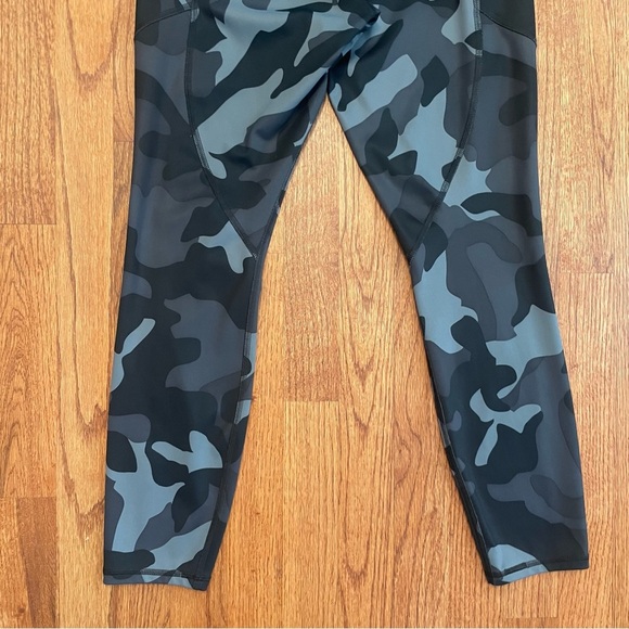 Athleta Camo Contender 7/8 Tights Pants size S - Picture 10 of 16
